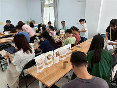 圖文創意新食感：用 Canva玩轉蝦餅海報設計活動